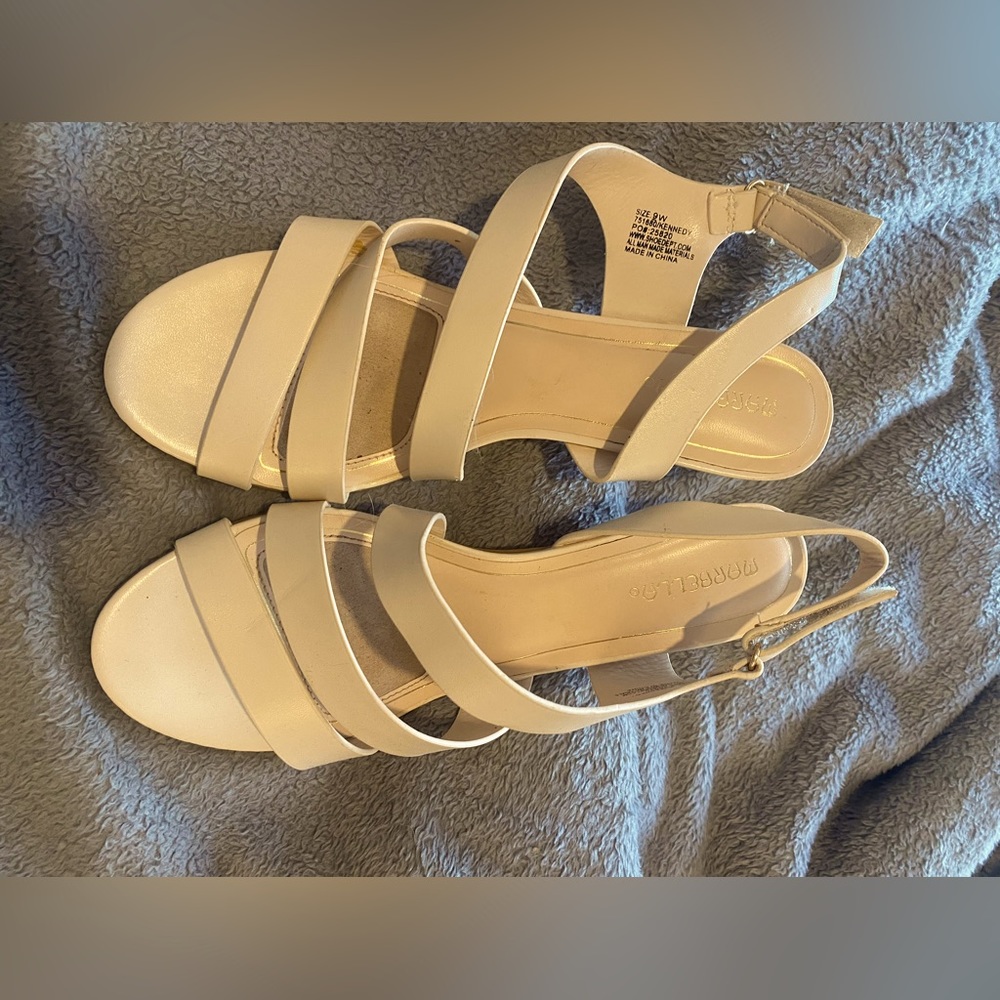 Wide width Nude heels never worn